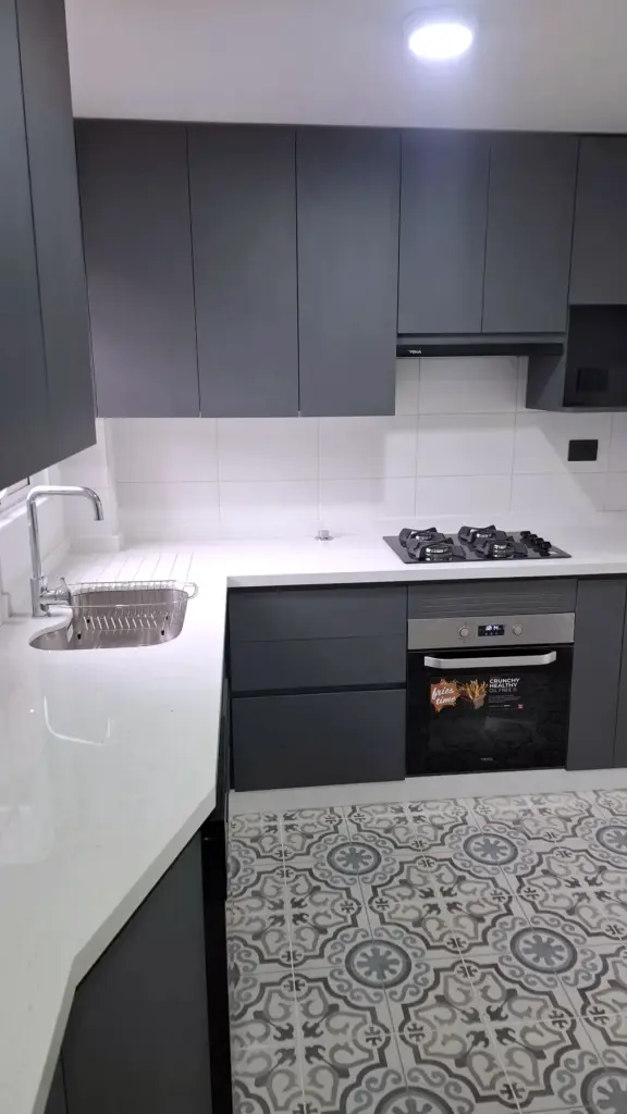 Detalle del azulejo y la cubierta de la cocina en Quilicura